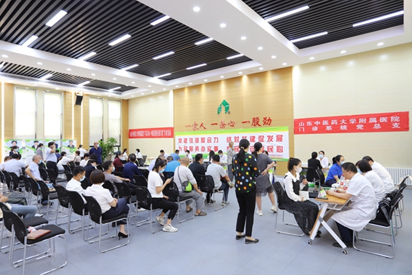 黨建引領(lǐng)聚合力，結(jié)對(duì)共建促發(fā)展  為民服務(wù)辦實(shí)事，惠民義診暖民心——山東中醫(yī)藥大學(xué)附屬醫(yī)院門診管理服務(wù)黨支部和管理公司機(jī)關(guān)黨支部舉行黨建共建協(xié)議簽約儀式